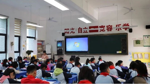 中小学校装上了护眼教室灯具，呵护中小学生“明眸亮睛”