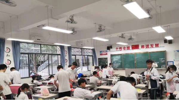 中小学生怎样<i style='color:red'>预防近视</i>呢？近视防控不可忽视的是教室照明